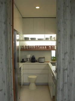 お世話になっている設計さんの自宅キッチンです、全て人口大理石の白を使いコーナーにシンクを配置してあります。